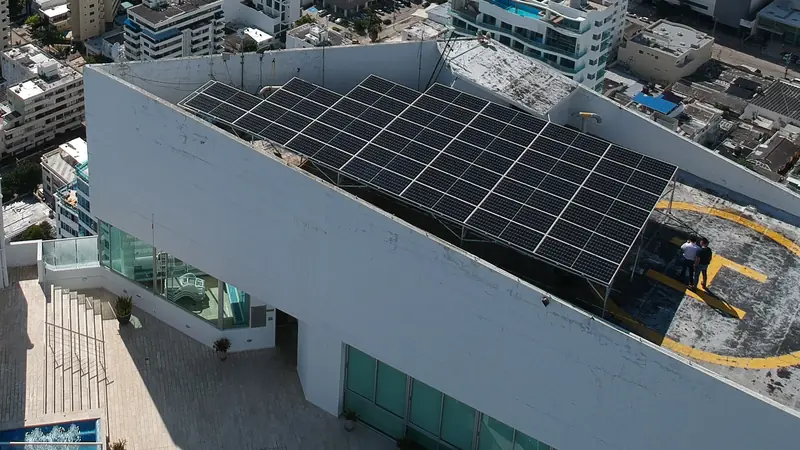 Paneles solares sobre el techo del edificio Grand Bay, en Cartagena, junto al helipuerto