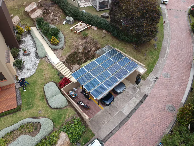Vista aérea de un parqueadero techado con paneles solares en La Calera, Cundinamarca